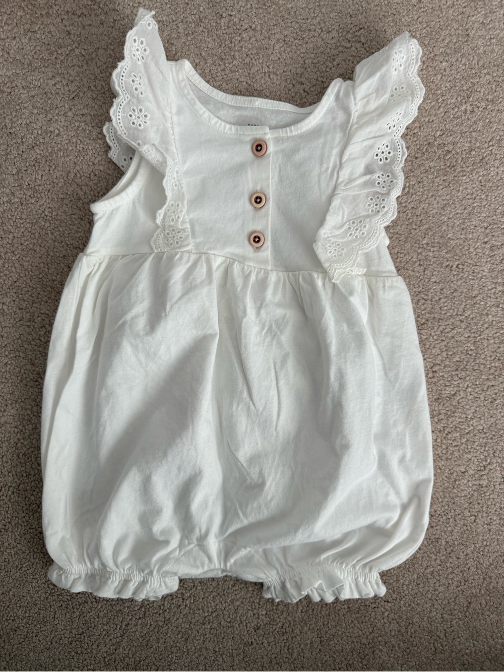 Baby gap White Eyelet Ruffle Baby Romper-size 6-12 month